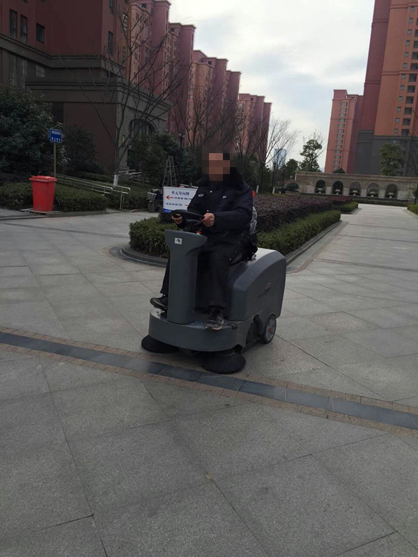 為什么越來越多的小區物業采購電動駕駛式掃地機